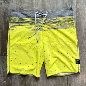 Men’s Oakley Board Shorts / Swim Trunks - Size 33 (L)